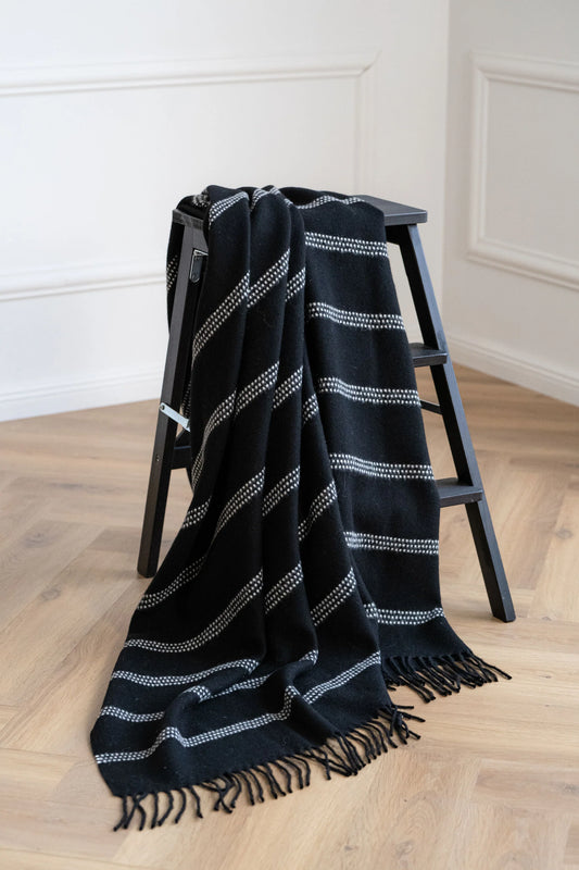 Linen Way | La jeté « Treble » bébé alpaga - Gris ombre avec rayures à pois gris