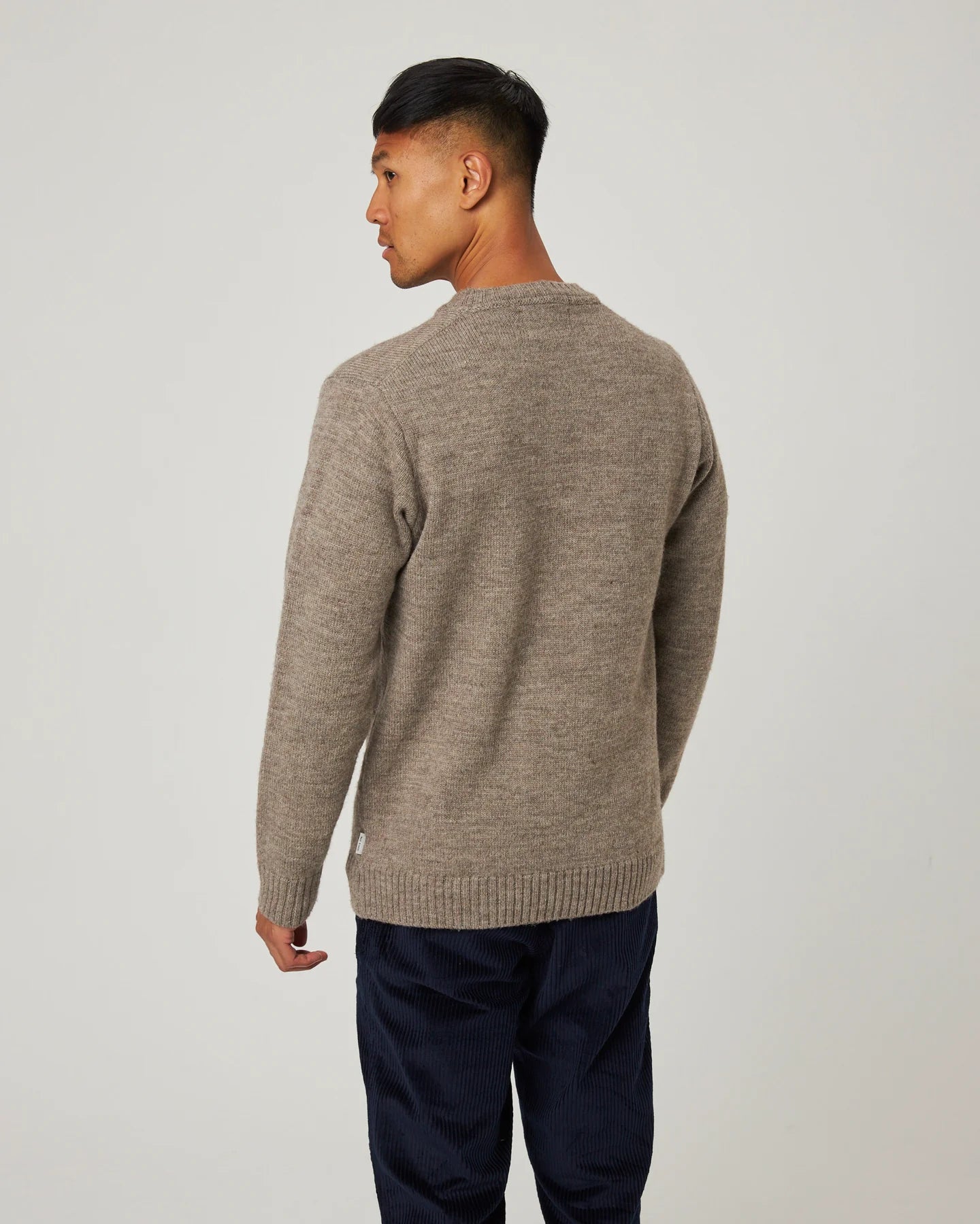 Peregrine | Le pull à col rond ''Makers Stitch'' - Couleur chêne