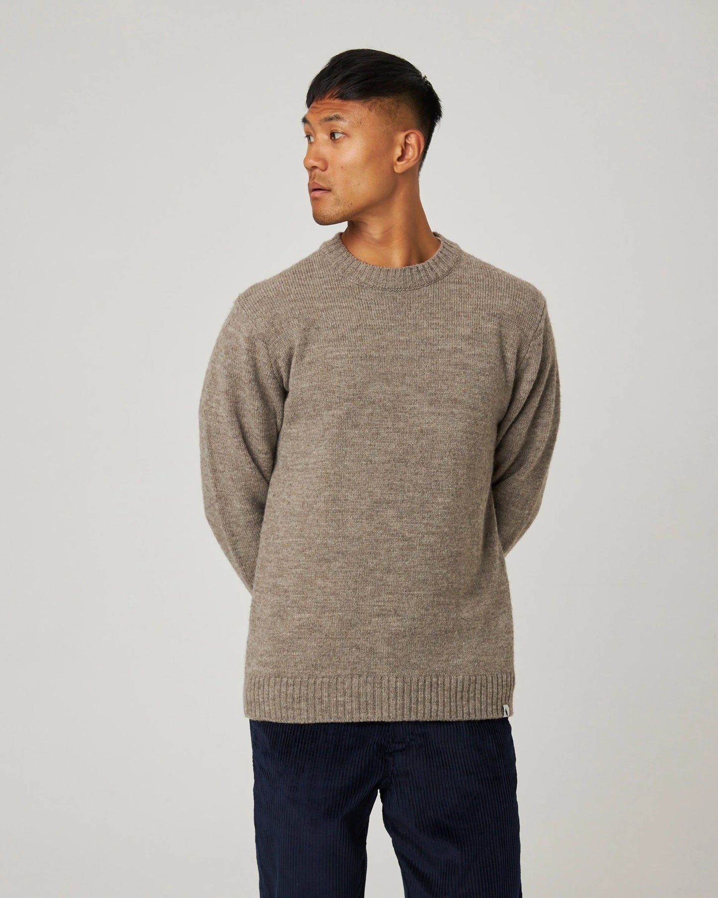 Peregrine | Le pull à col rond ''Makers Stitch'' - Couleur chêne