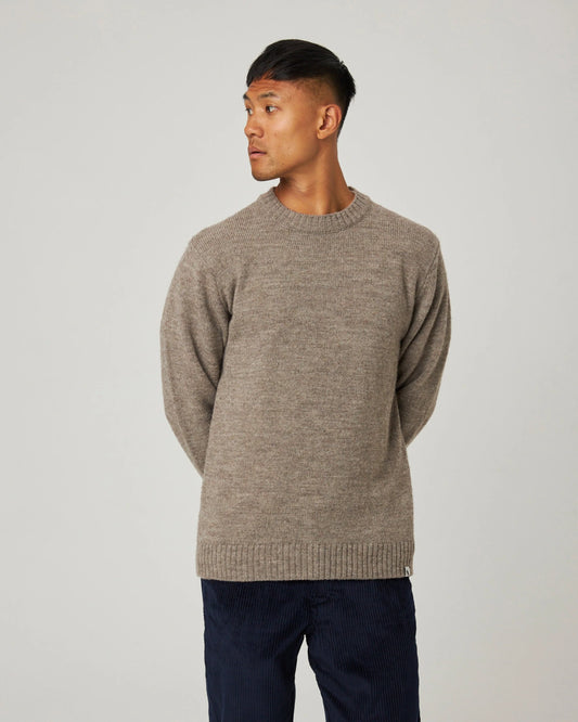 Peregrine | Le pull à col rond ''Makers Stitch'' - Couleur chêne