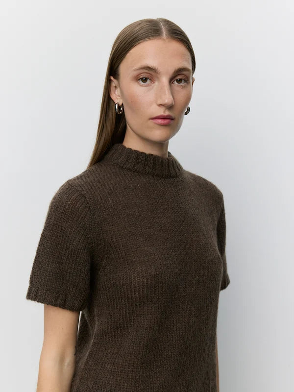 SOFIE SCHNOOR | Pull à manches courtes "Sagasw"- Marron foncé