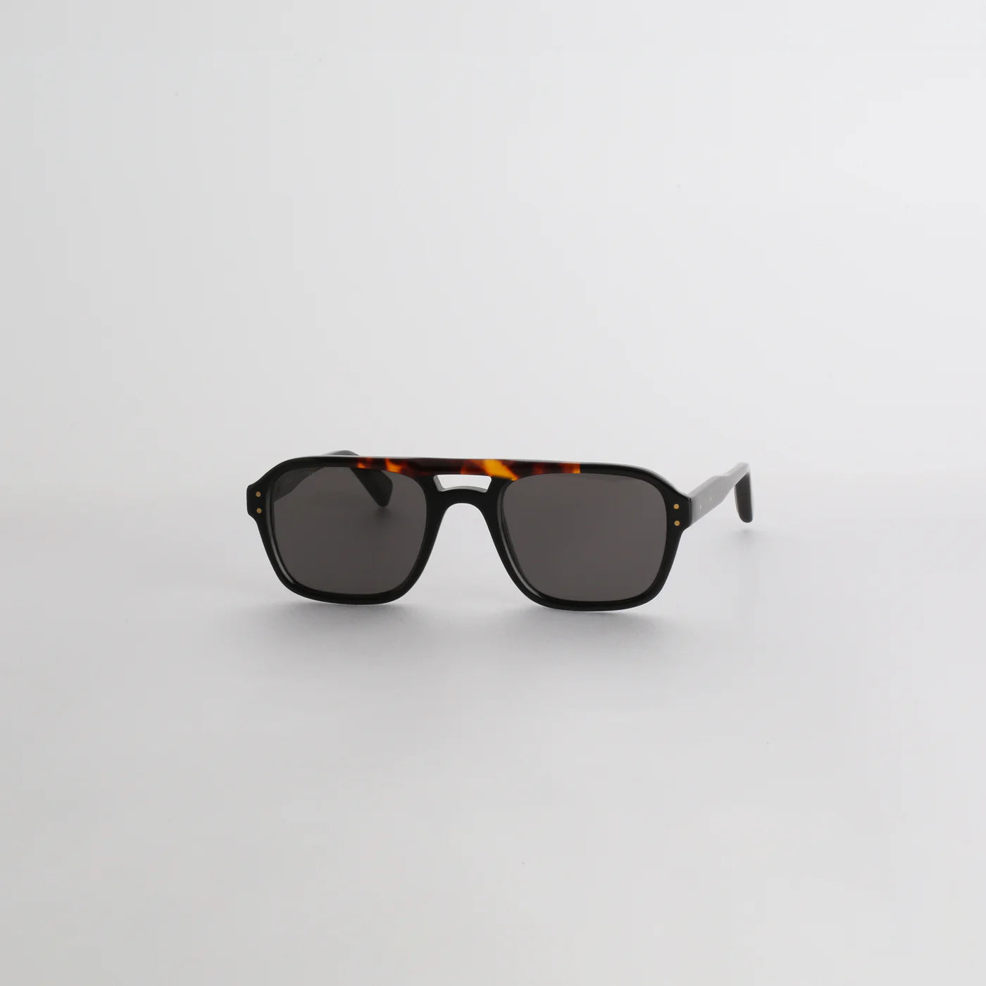Steve McQueen Eyewear | Les lunettes de soleil ''SEDUCER''  | Barre avant noire et écaille 124