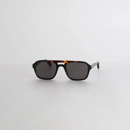 Steve McQueen Eyewear | Les lunettes de soleil ''SEDUCER''  | Barre avant noire et écaille 124