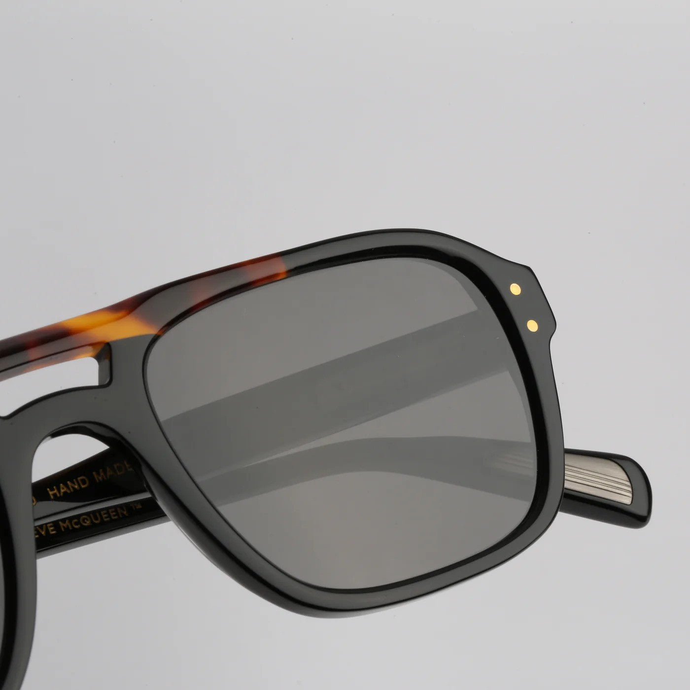 Steve McQueen Eyewear | Les lunettes de soleil ''SEDUCER''  | Barre avant noire et écaille 124