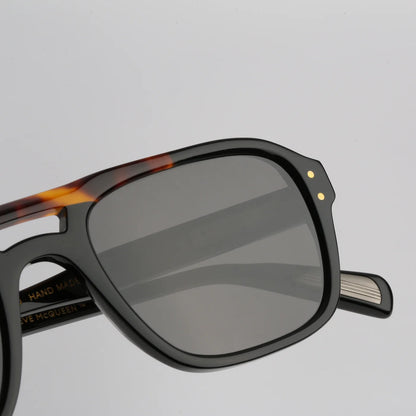 Steve McQueen Eyewear | Les lunettes de soleil ''SEDUCER''  | Barre avant noire et écaille 124