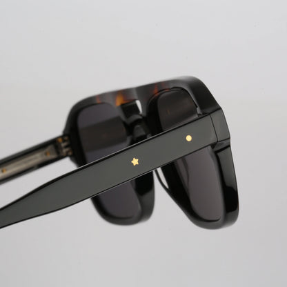Steve McQueen Eyewear | Les lunettes de soleil ''SEDUCER''  | Barre avant noire et écaille 124