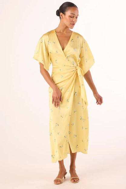 MISA | Robe midi croisée ''Hadassa'' - imprimé floral discret jaune beurre