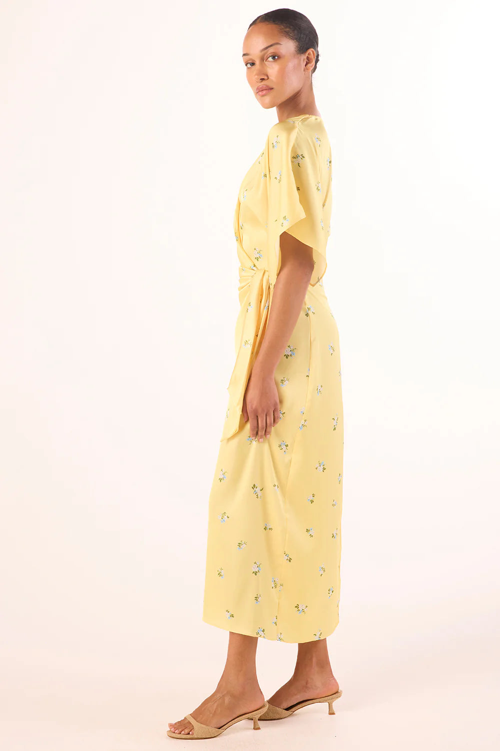 MISA | Robe midi croisée ''Hadassa'' - imprimé floral discret jaune beurre