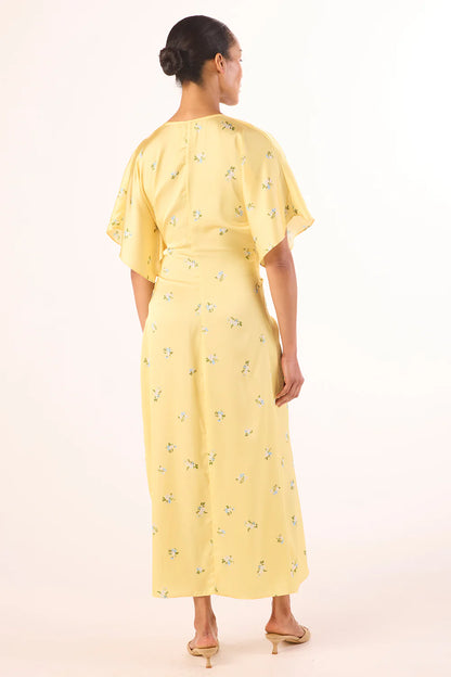 MISA | Robe midi croisée ''Hadassa'' - imprimé floral discret jaune beurre