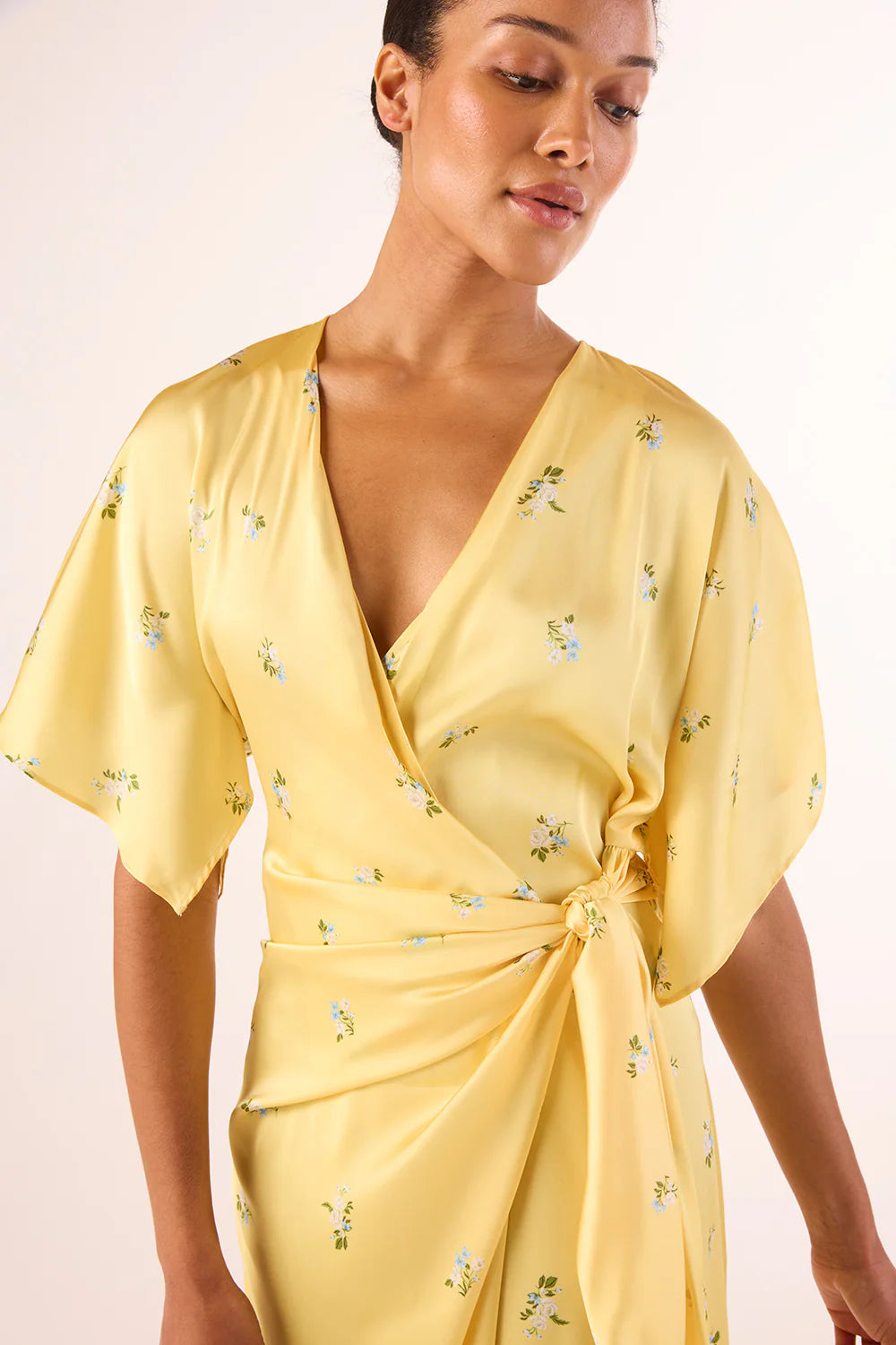 MISA | Robe midi croisée ''Hadassa'' - imprimé floral discret jaune beurre