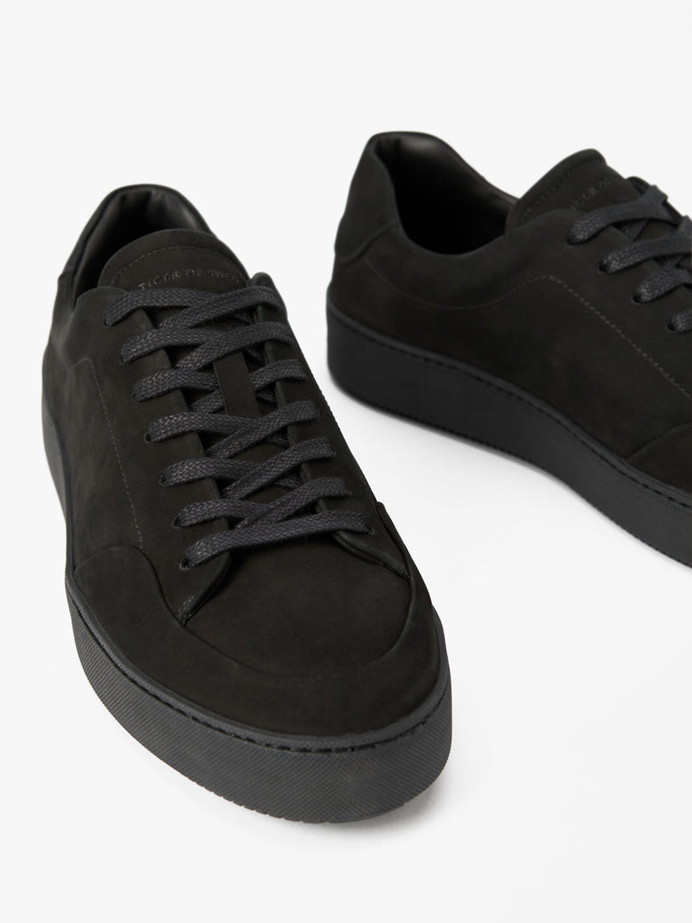 Tiger of Sweden | Baskets en daim « Sinny » - Noir
