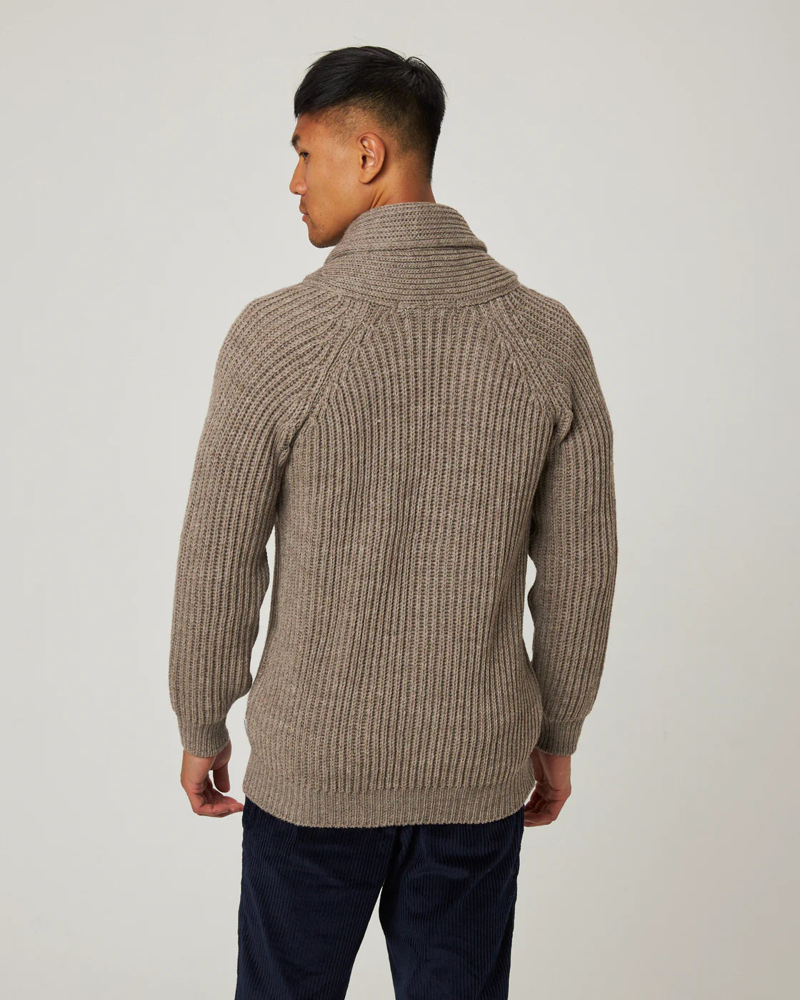 Peregrine | Le cardigan ''Wilkinson'' en laine mérinos - Chêne