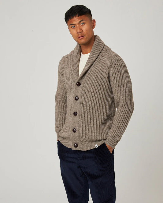 Peregrine | Le cardigan ''Wilkinson'' en laine mérinos - Chêne