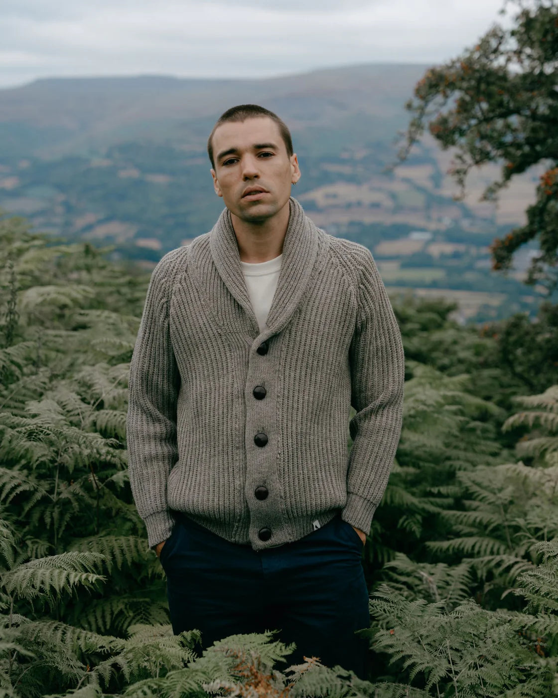 Peregrine | Le cardigan ''Wilkinson'' en laine mérinos - Chêne