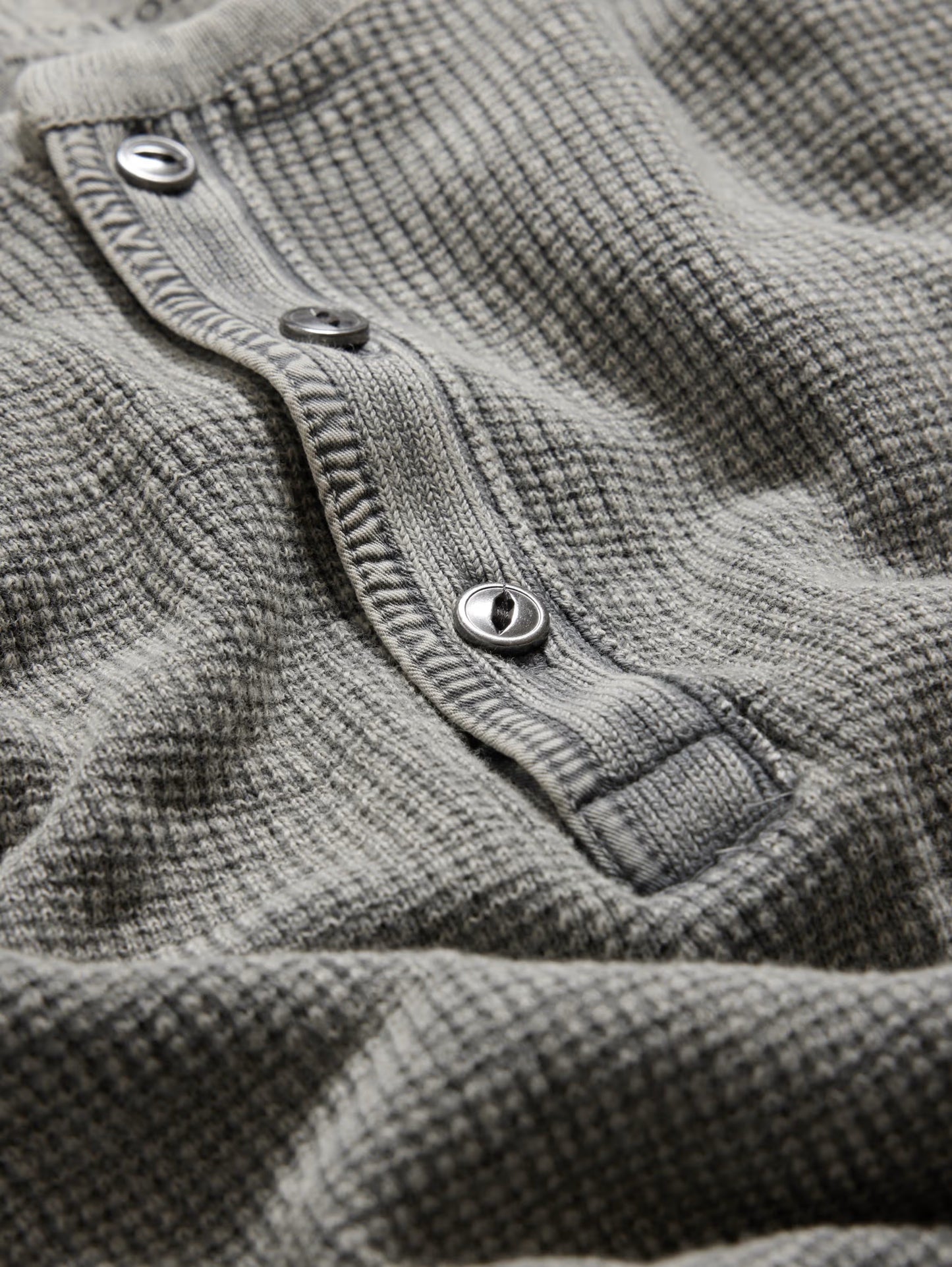 John Varvatos | Pull Henley ''Memphis'' à texture gaufrée - Gris