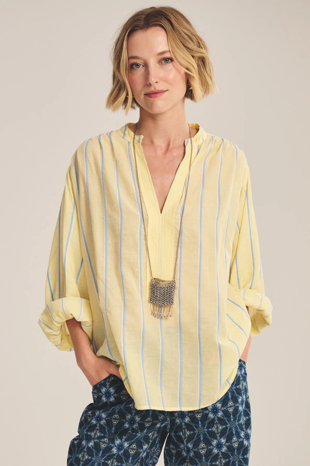 Velvet | Le chemisier ''Analyn'' à encolure en V - Jaune