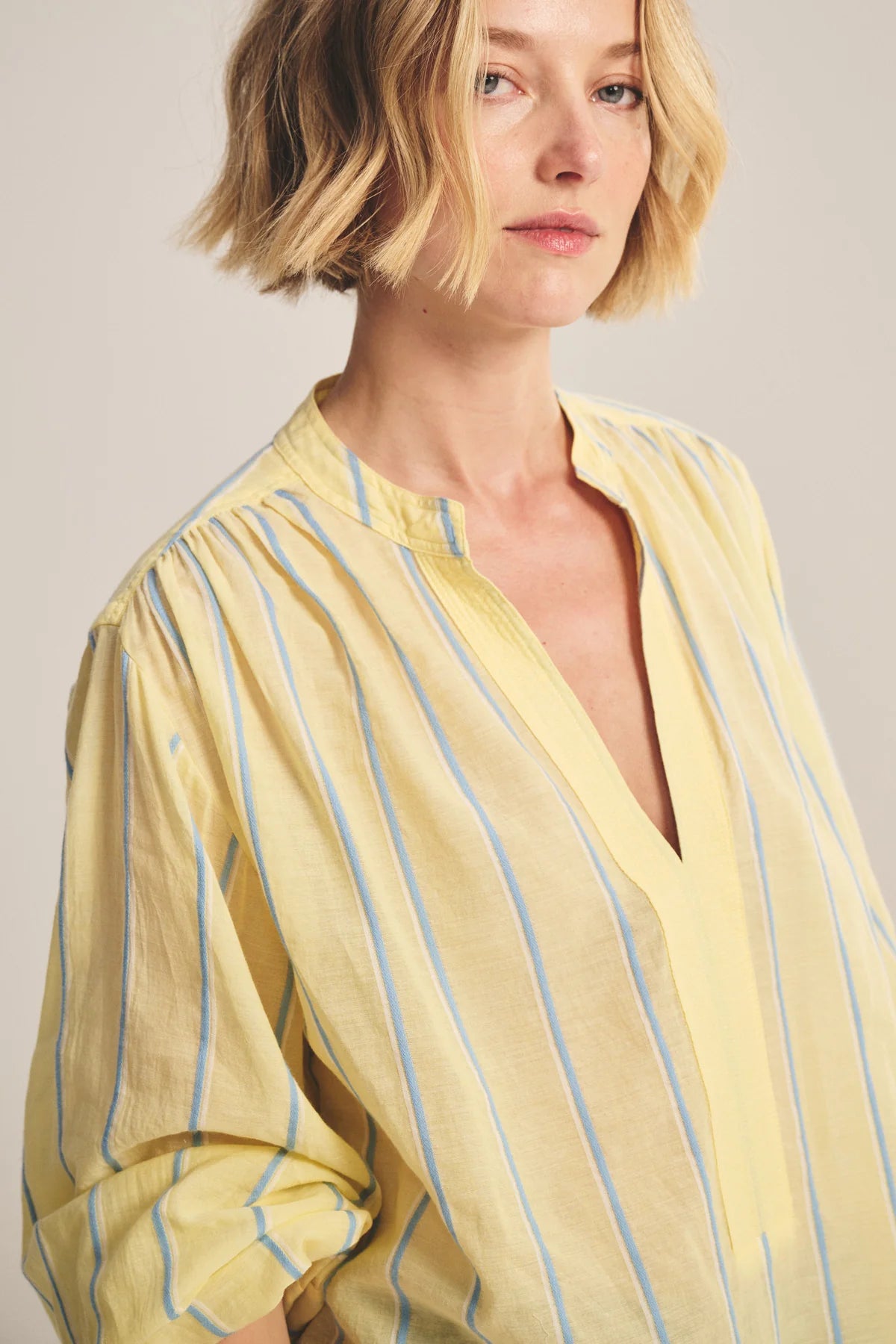 Velvet | Le chemisier ''Analyn'' à encolure en V - Jaune
