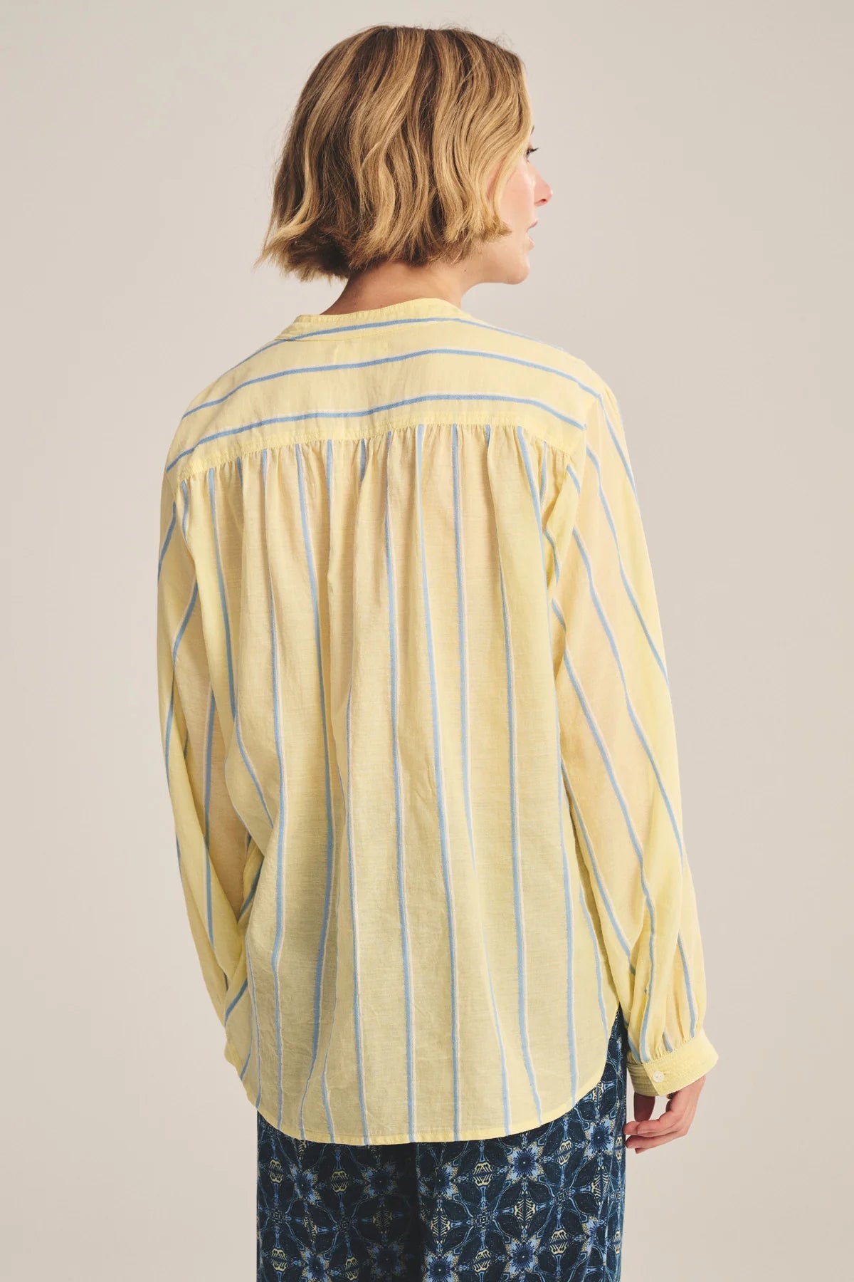 Velvet | Le chemisier ''Analyn'' à encolure en V - Jaune