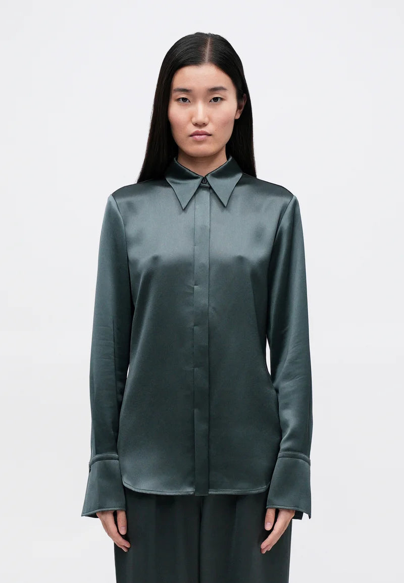 Tiger of Sweden | Chemise en satin ''Daphne'' à coupe classique - Armée pétrole