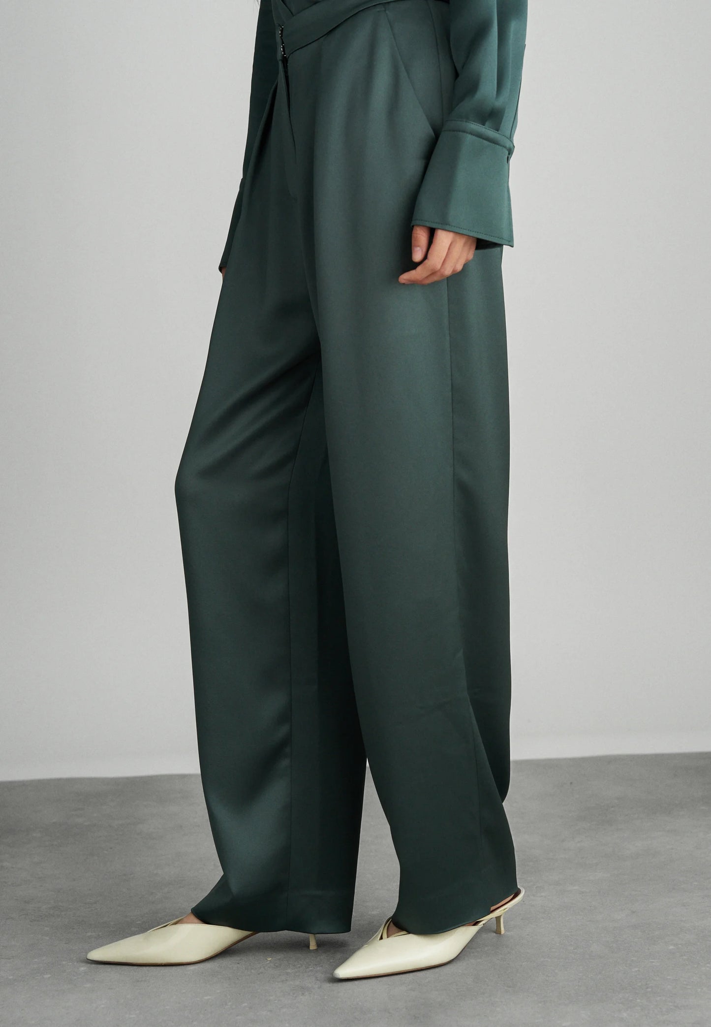 Tiger of Sweden |  Pantalon droit en satin ''Inga'' - Armée pétrole