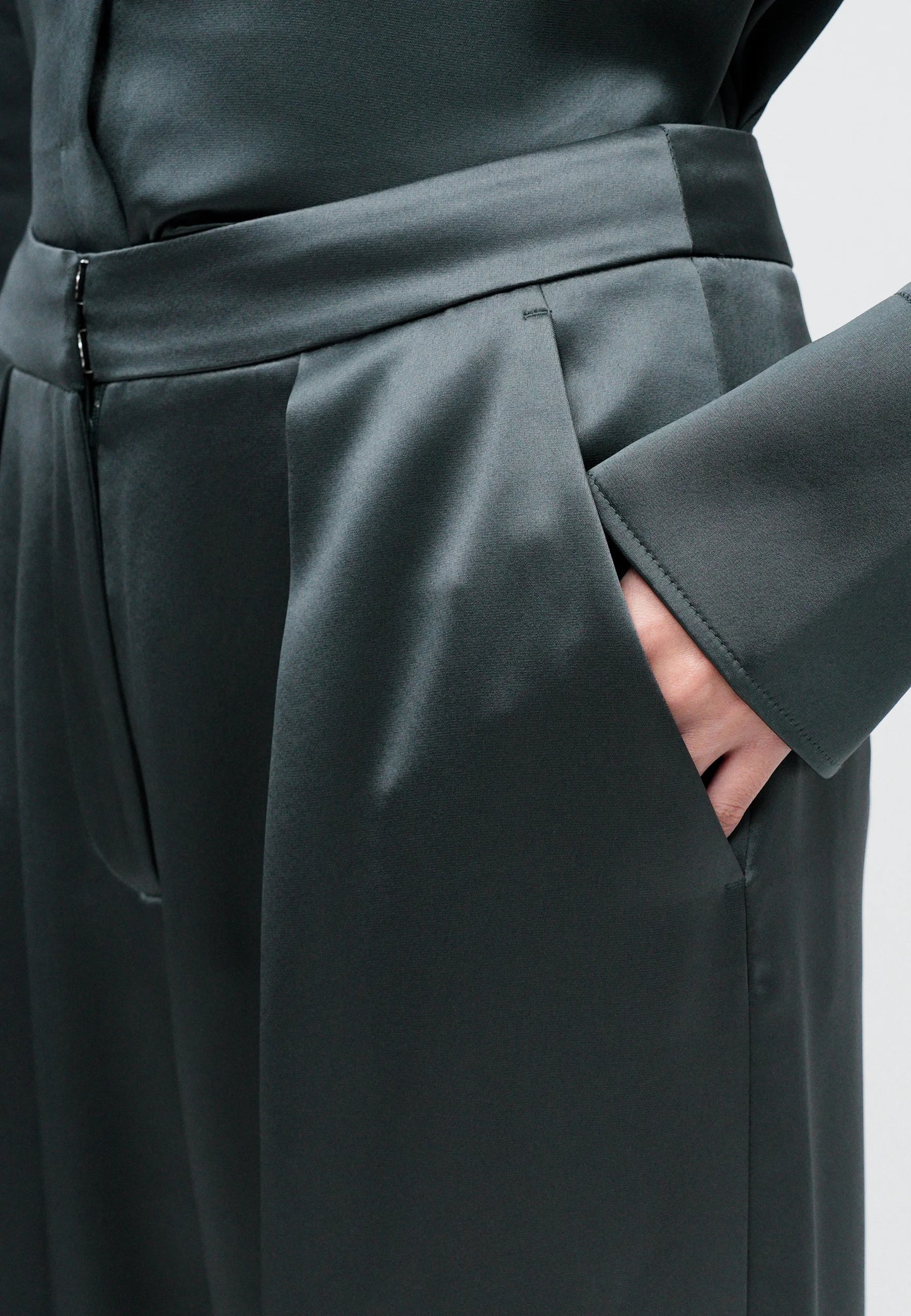 Tiger of Sweden |  Pantalon droit en satin ''Inga'' - Armée pétrole