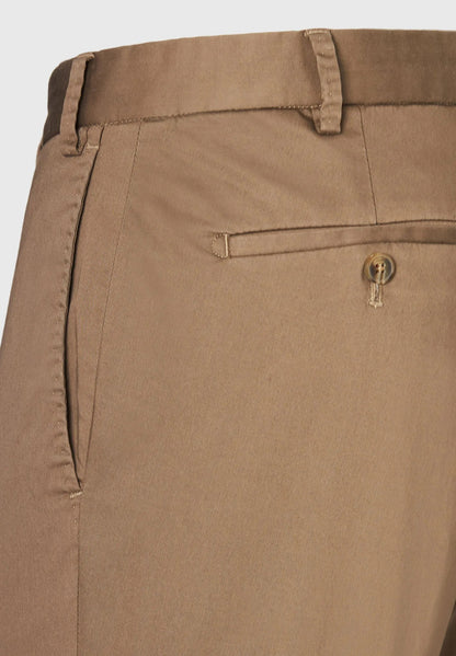 HILTL  | Le chino slim fit en coton ''Tilo Supima 365'' - Sable