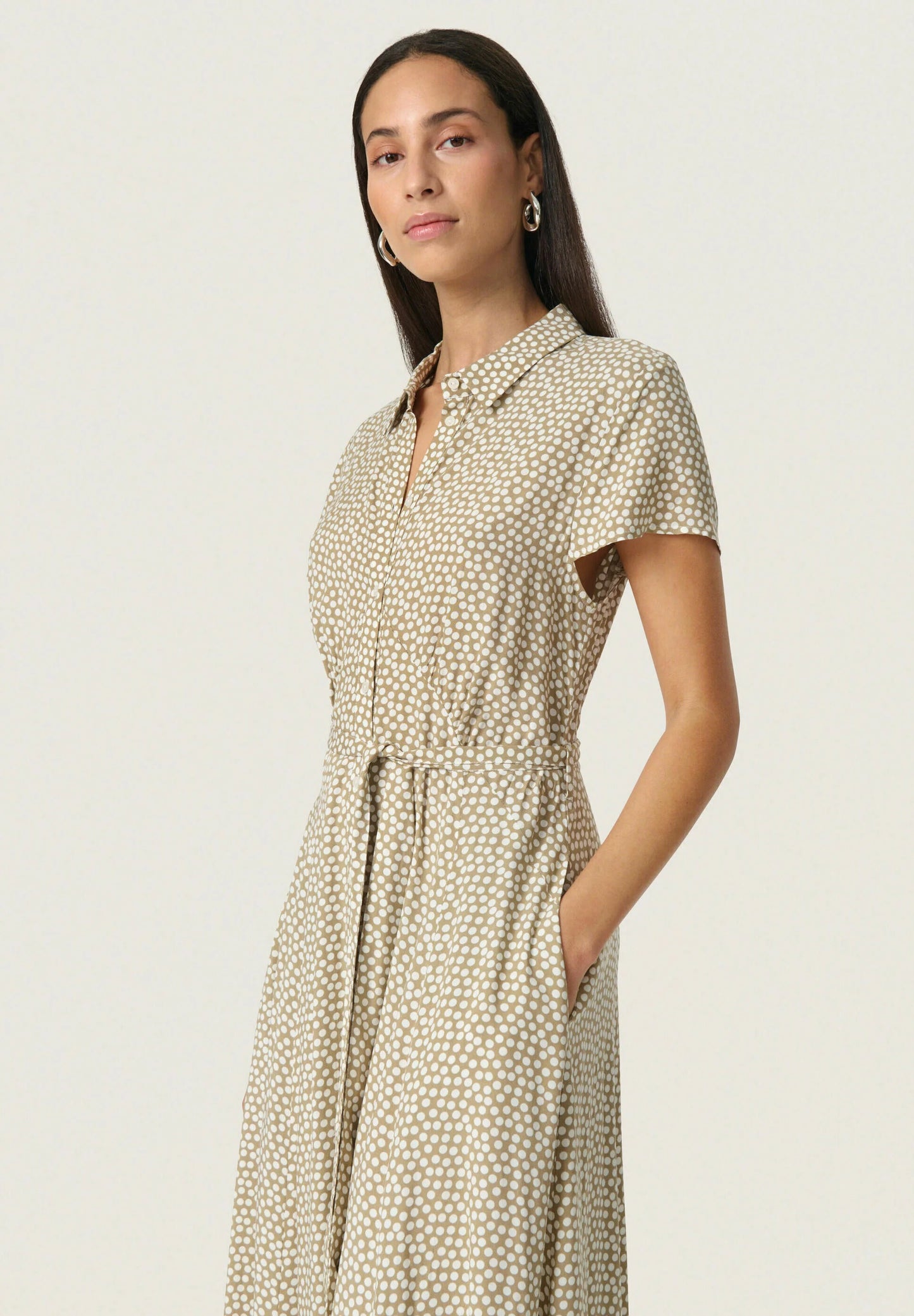 SOAKED IN LUXURY | Robe "ARJANA" - Kaki