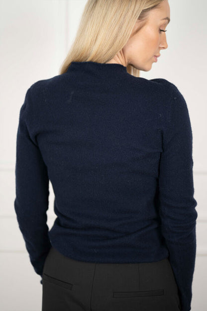 SOAKED IN LUXURY | Le pull à col montant Molina - Marine