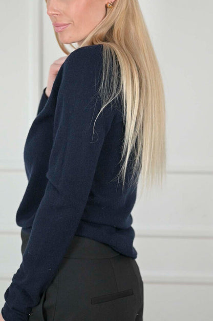 SOAKED IN LUXURY | Le pull à col montant Molina - Marine