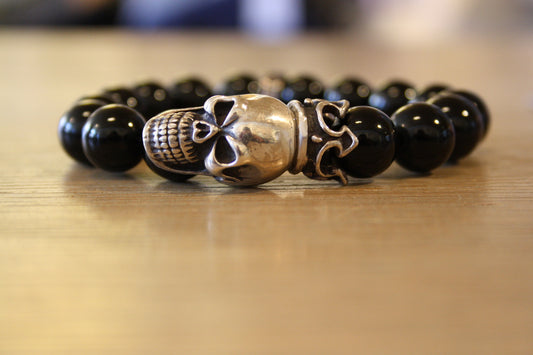 Blood Stone Jewels Bracelet de perles noires et grosse tête de mort en argent